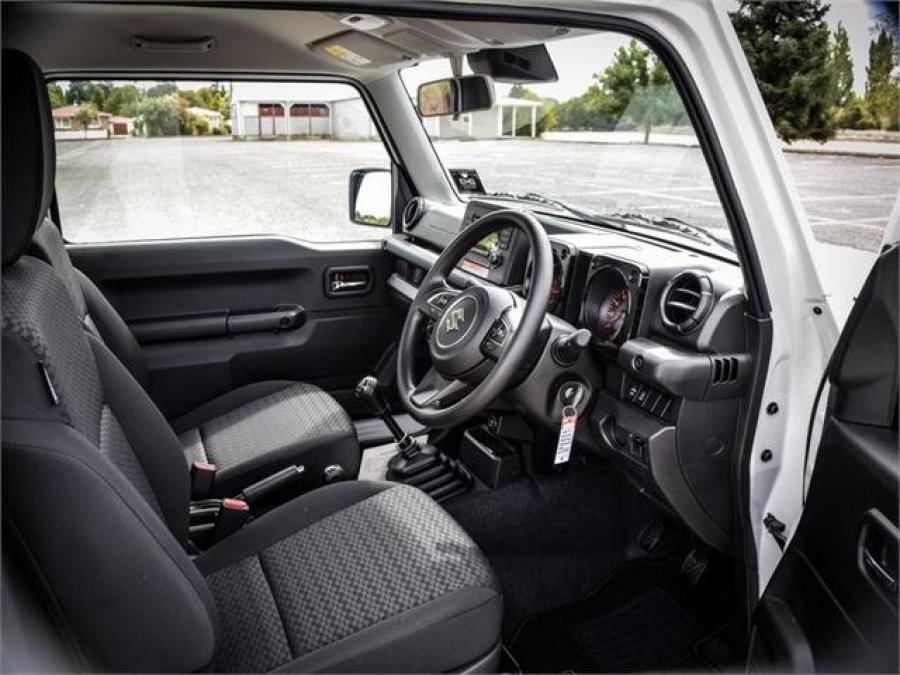 Интерьер Suzuki Jimny UTE 2020 года  (AU) (фото 8 из 21)